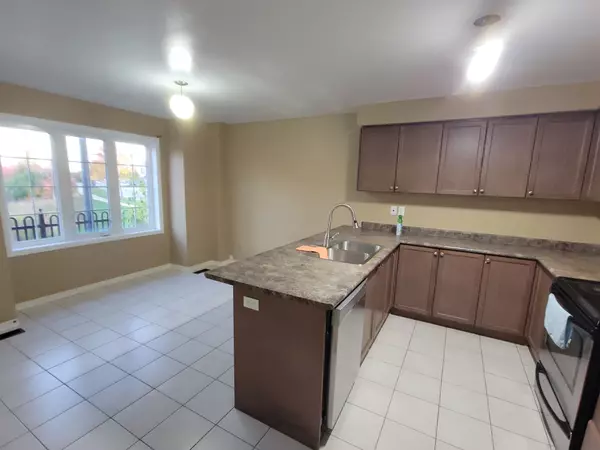 Oakville, ON L6M 0R3,3045 Gladeside AVE #2