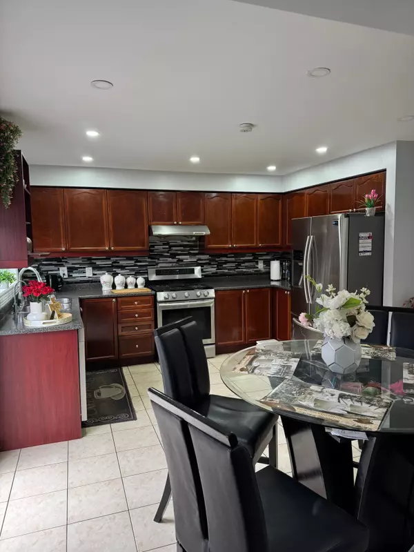 Brampton, ON L6P 2H8,8 Bayridge DR S