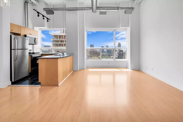 Toronto C01, ON M5V 2Y6,700 King ST W #PH13