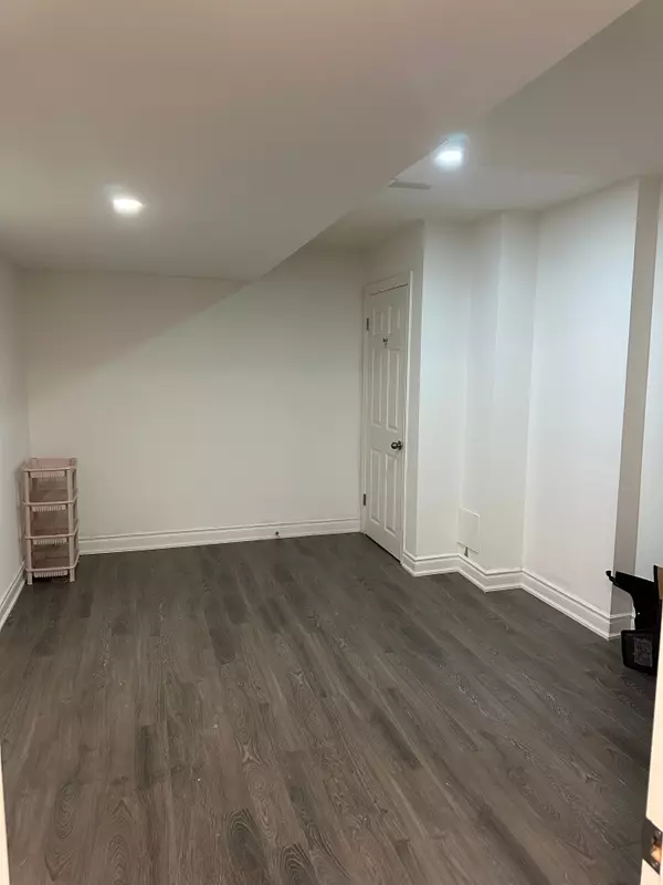 Brampton, ON L6R 3T7,45 Cookview DR #Lower Unit