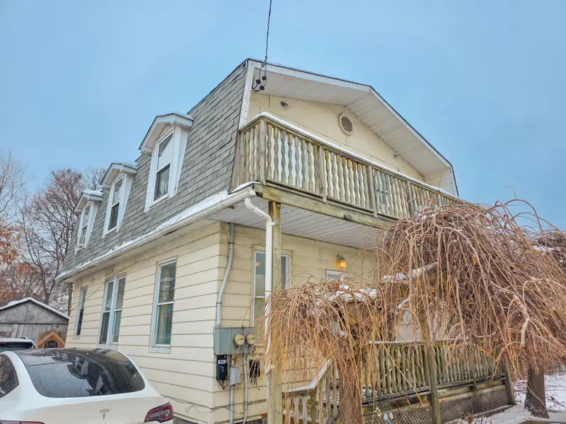 38 Olive AVE #Main, Oshawa, ON L1H 2N8