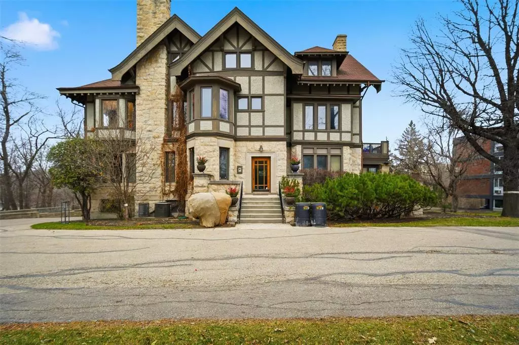 Winnipeg, MB R3M 0A1,393 Wellington CRES