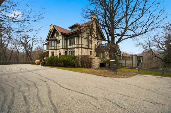 Winnipeg, MB R3M 0A1,393 Wellington CRES