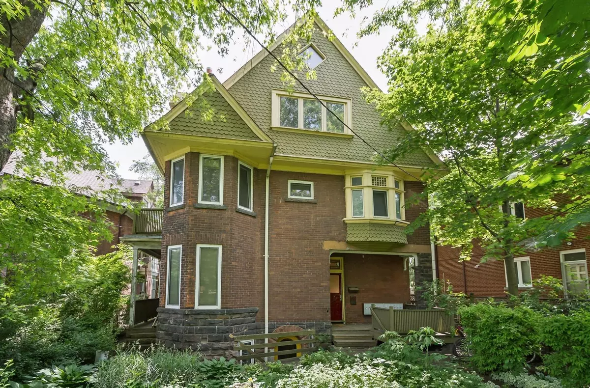 Toronto C01, ON M6J 1S4,2 Bellwoods PARK #5