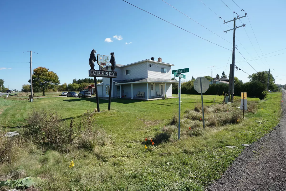 Clarence-rockland, ON K0A 2A0,612 Russell RD #Upper level