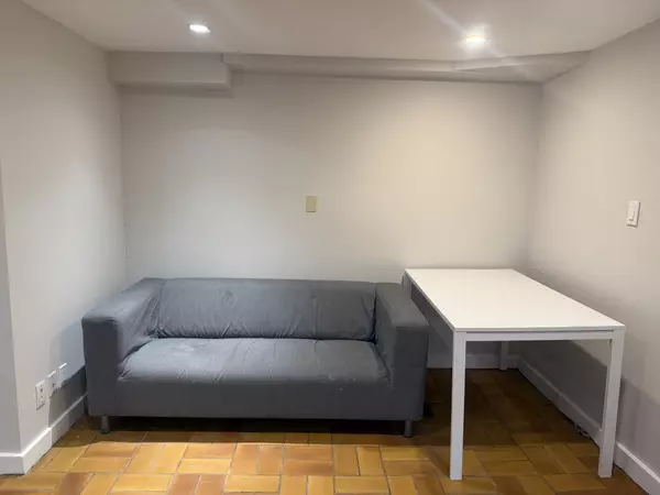 Toronto C01, ON M6J 2E4,4 Sully CRES