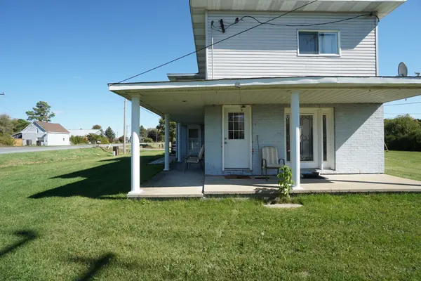 Clarence-rockland, ON K0A 2A0,612 Russell RD #Upper level