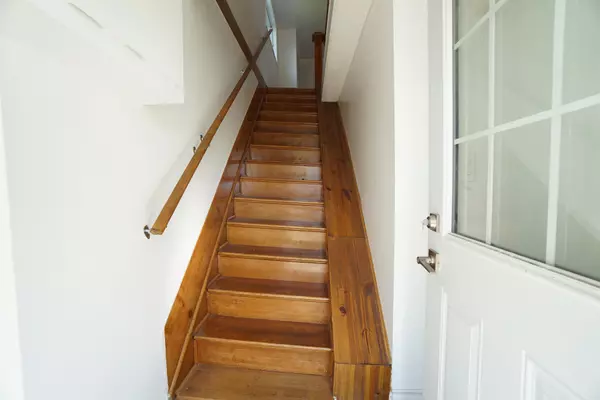 Clarence-rockland, ON K0A 2A0,612 Russell RD #Upper level