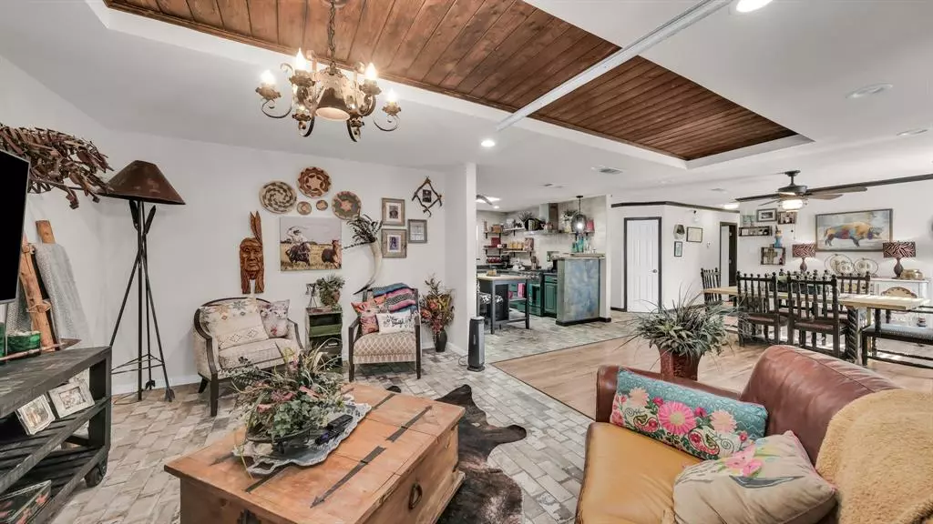 506 E Barton Street, Granbury, TX 76048