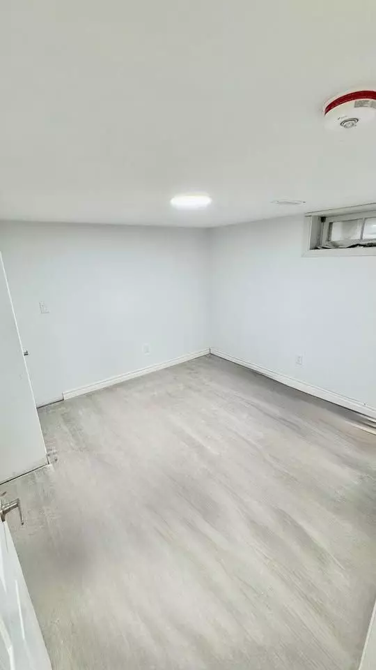 Clarington, ON L1C 1B8,24 parkway CRES