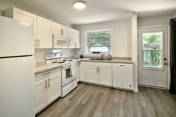 Collingwood, ON L9Y 2K1,53 Collins ST #1