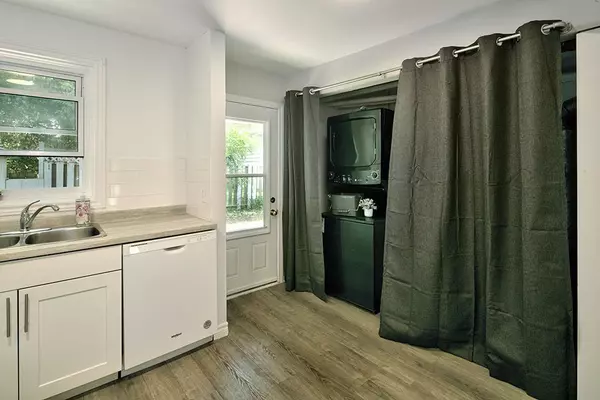 Collingwood, ON L9Y 2K1,53 Collins ST #1