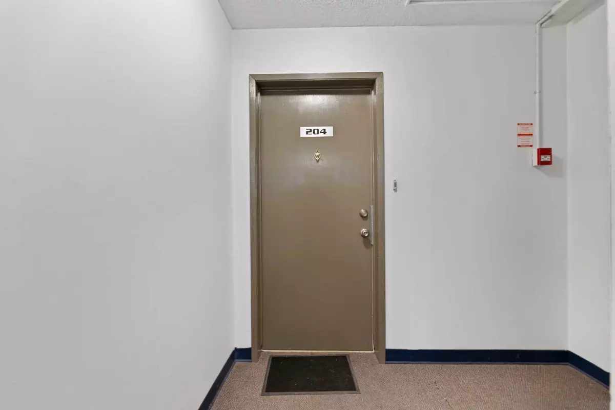 Calgary, AB T2K 1A2,4328 4 ST NW #204