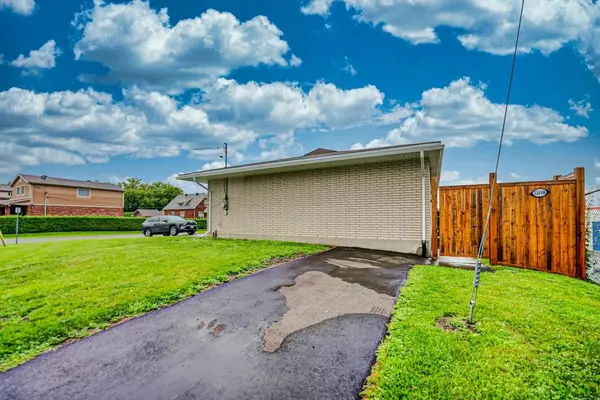 Cyrville - Carson Grove - Pineview, ON K1B 3N3,1149 B PARISIEN ST #B