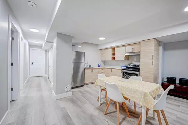 Cyrville - Carson Grove - Pineview, ON K1B 3N3,1149 B PARISIEN ST #B