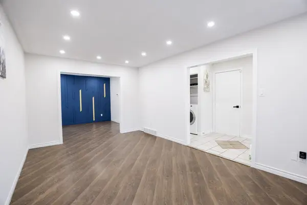 London East, ON N5W 5X1,699 Classic DR #Main