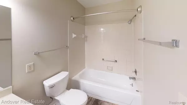 Jackson, MI 49202,3021 N POINTE DR