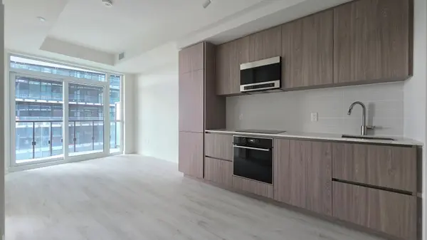 Toronto C10, ON M4P 0E9,120 Broadway AVE #1606