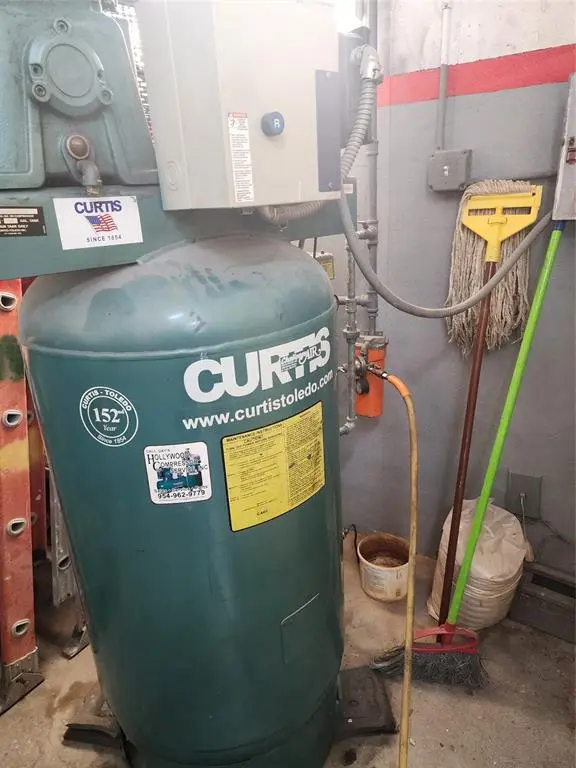 Davie, FL 33317,2031 SW 70th avenue