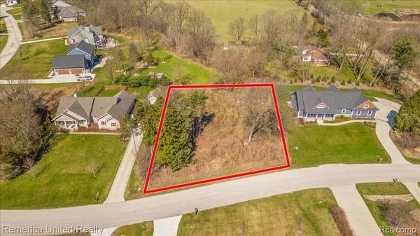 10512 OAK FOREST DR, South Lyon, MI 48178