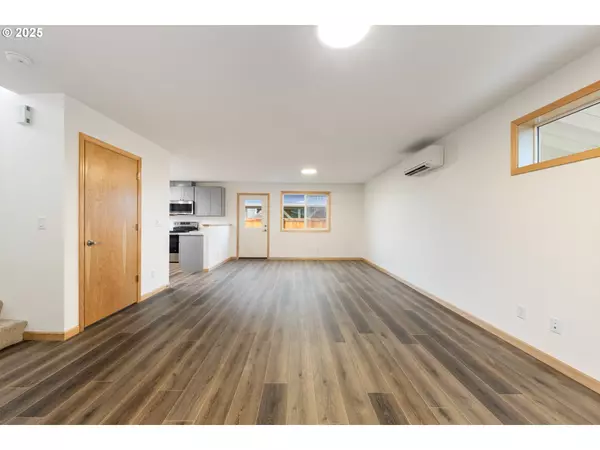 Eugene, OR 97402,648 OAKWOOD DR