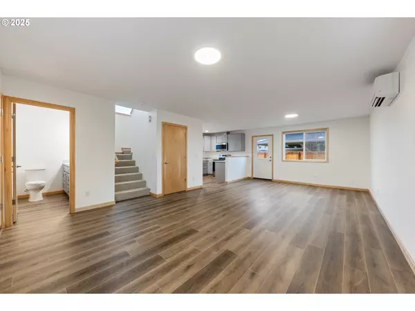 Eugene, OR 97402,648 OAKWOOD DR