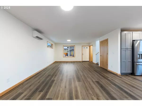 Eugene, OR 97402,648 OAKWOOD DR