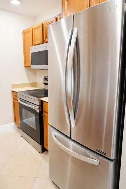 West Palm Beach, FL 33415,2077 E Bond Dr #2077