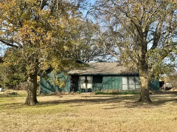 527 County Road 2145,  Telephone,  TX 75488