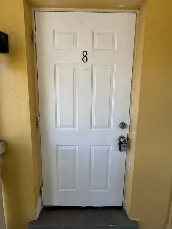 Oakland Park, FL 33309,890 NW 39th St #8