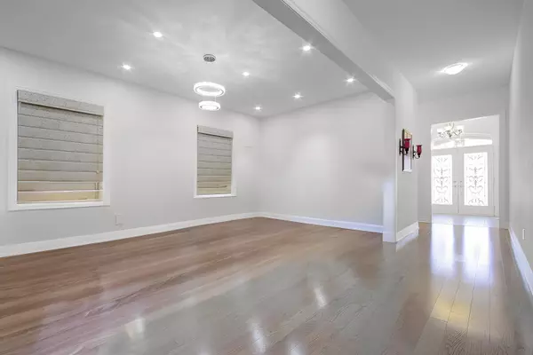 Oakville, ON L6H 0Z1,48 Viva Gardens N/A