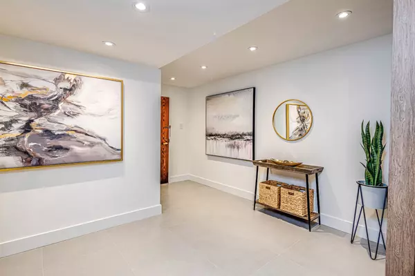 Toronto C01, ON M5J 2L4,65 Harbour SQ #1401