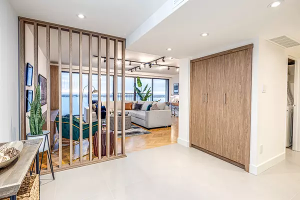 Toronto C01, ON M5J 2L4,65 Harbour SQ #1401