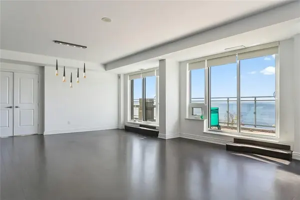 Oakville, ON L6L 0B4,3500 Lakeshore RD W #827