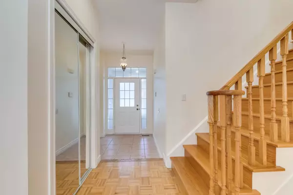 Mississauga, ON L5V 2R2,799 Khan CRES #UPPER