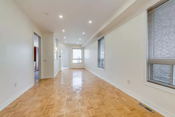 Mississauga, ON L5V 2R2,799 Khan CRES #UPPER