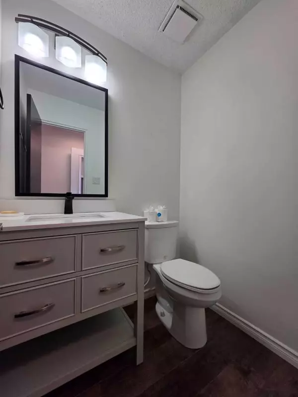 Lethbridge, AB T1K 3P2,4025 Glacier AVE S #22