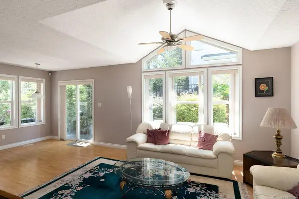 Saanich, BC V8Z 3E7,707 Greenlea Dr #3