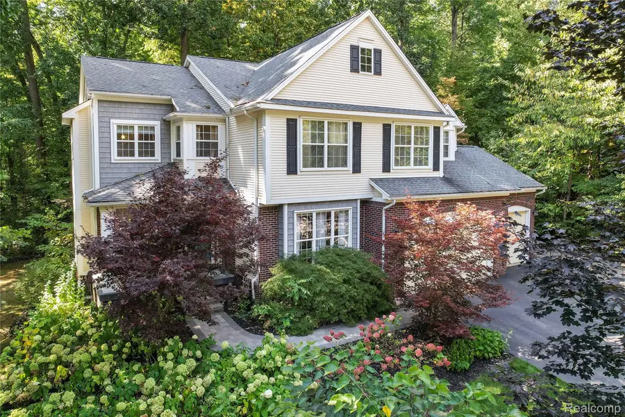 2500 Nottingham CT, White Lake, MI 48383