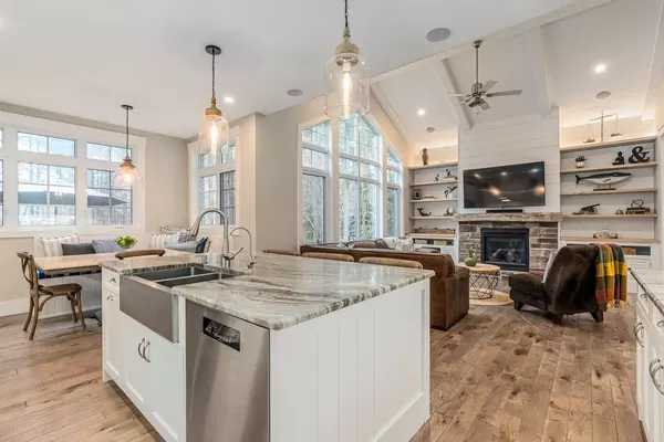 Springwater, ON L9X 0J2,77 MENNILL DR