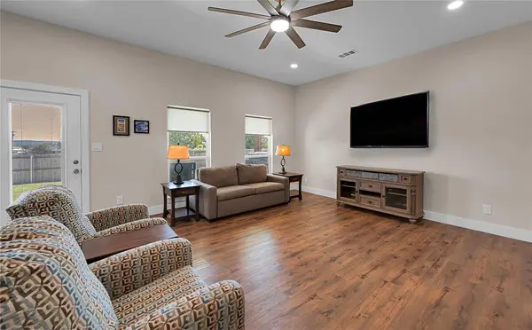 Clifton, TX 76634,910 S Avenue J