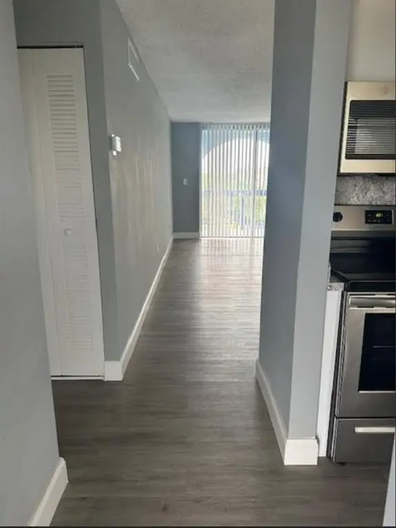 Miami, FL 33172,9460 Fontainebleau Blvd #528