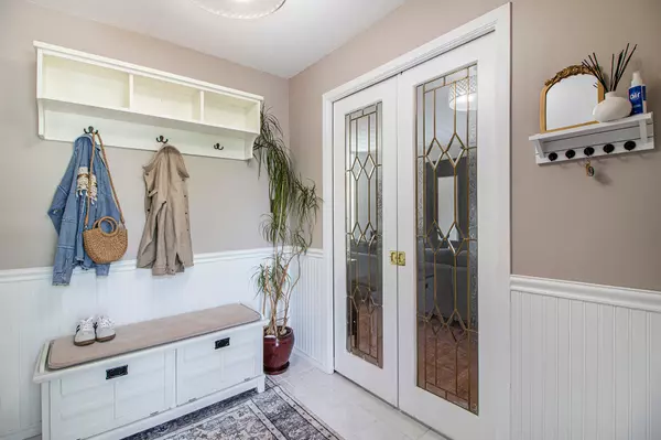 Billings Bridge - Riverside Park And Area, ON K1V 6P2,1042 Harkness AVE