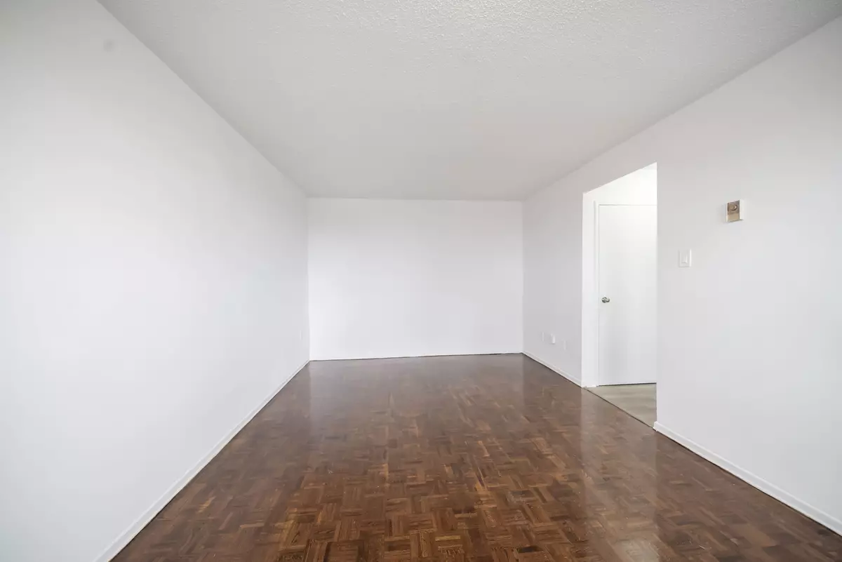 Toronto C06, ON M3H 2T6,1042 Sheppard AVE W #201