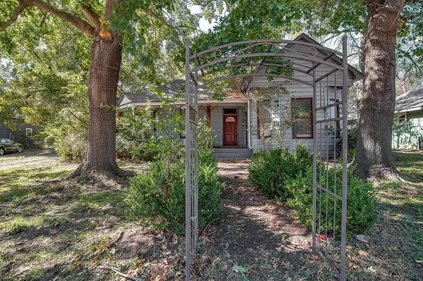 Cleburne, TX 76031,735 N Robinson Street