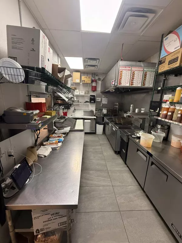 Oakville, ON L6H 6K7,2423 Trafalgar RD #A11