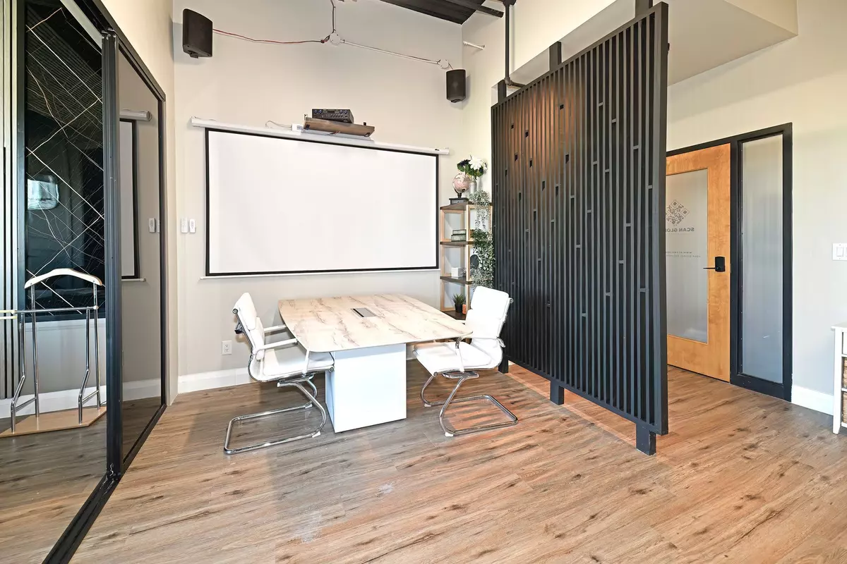 Oakville, ON L6L 6X9,3485 Rebecca ST #208