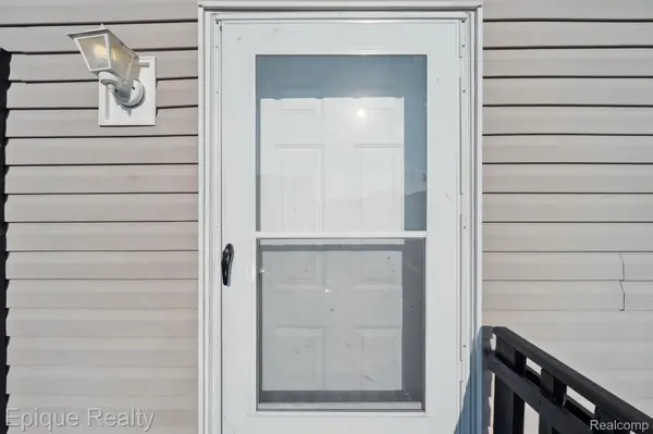 Fenton, MI 48430,9757 Town Square