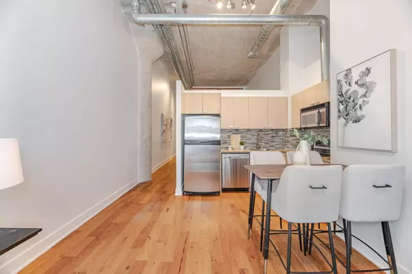 Toronto C01, ON M5V 3J6,637 Lake Shore BLVD W #228