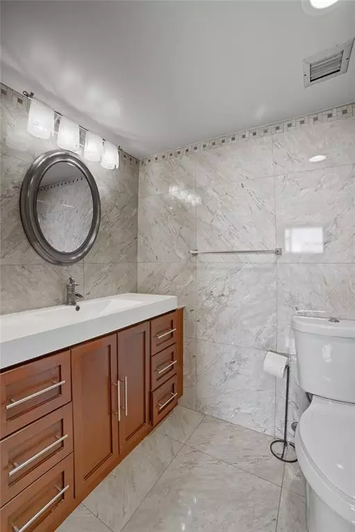 Miami, FL 33179,942 NE 199th St #401